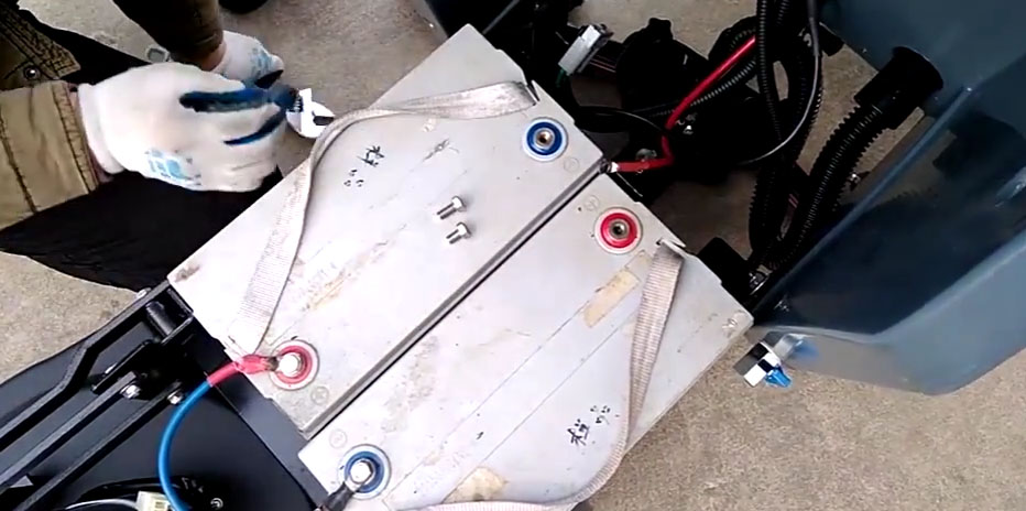 旭潔洗地機：怎么樣維護電瓶式洗地機的電瓶？